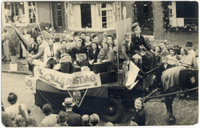 604540 Afbeelding van een optocht in de Van Lynden van Sandenburglaan te Maartensdijk (Tuindorp), met een wagen die ...